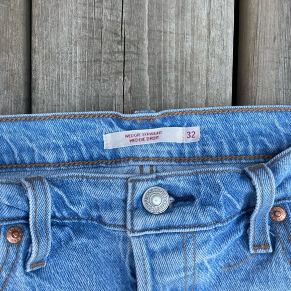 Levi’s Wedgie Straight Light Wash Denim Jeans - Picture 2 of 3